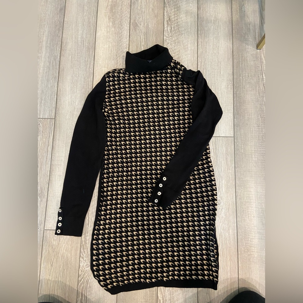 Tommy Hilfiger Sweater dress. Git as a mini if taller. Hits above my knee(5’3)